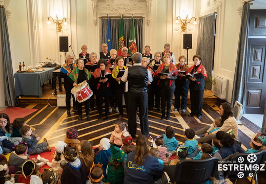 Academia Sénior de Estremoz e Creche São Francisco de Assis cantam as Janeiras, na Câmara Municipal de Estremoz