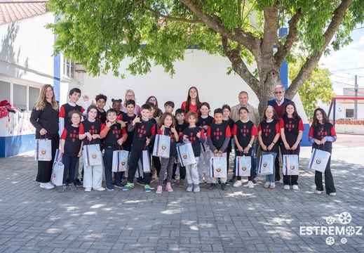 Entrega Prêmios Páscoa do Projeto Super Quinas à turma S. B. do Cortiço B